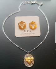Load image into Gallery viewer, Bee Necklace