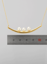 Load image into Gallery viewer, Curved Bar Pearl Necklace